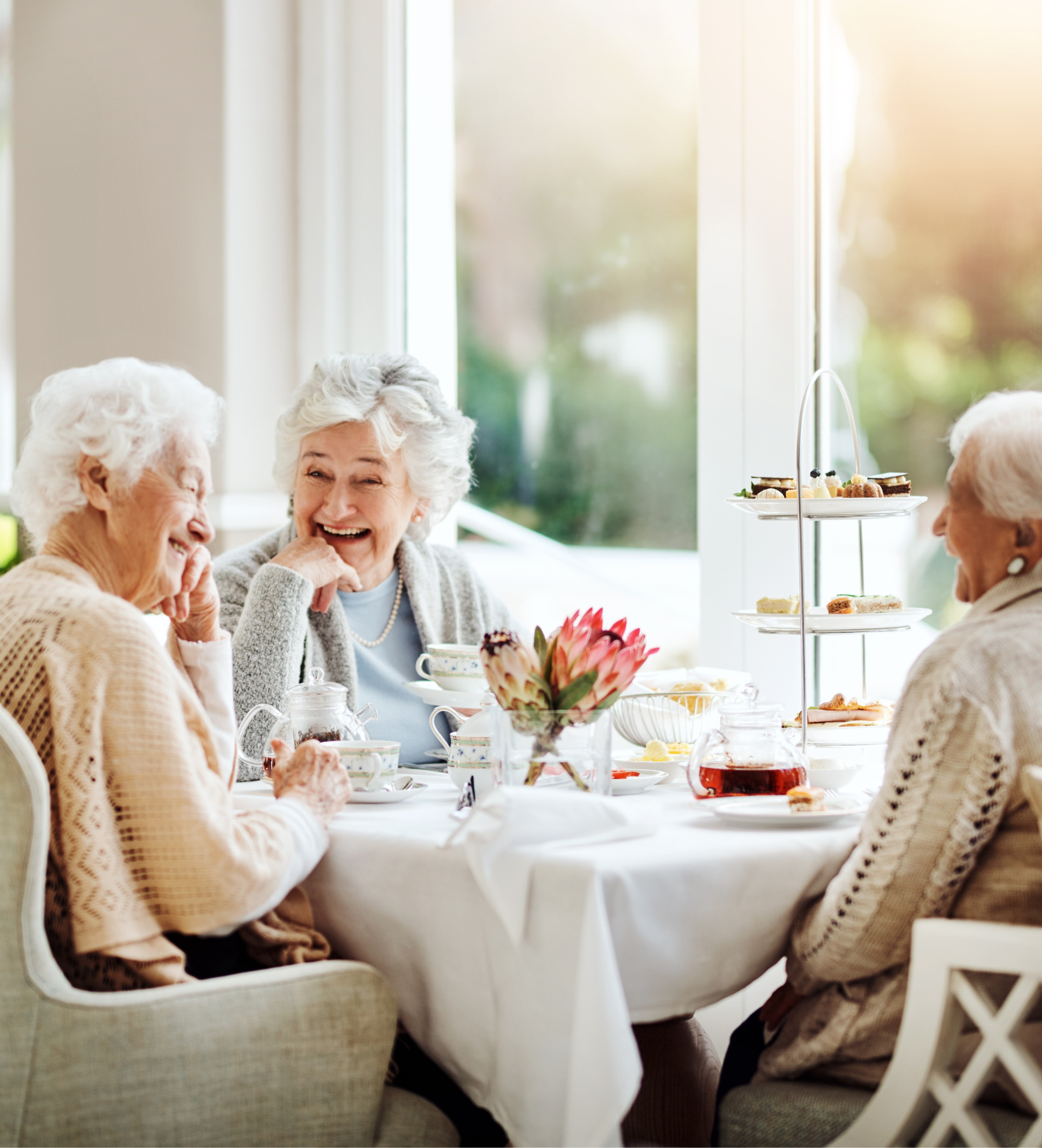 Bilde av tre eldre damer som spiser lunsj