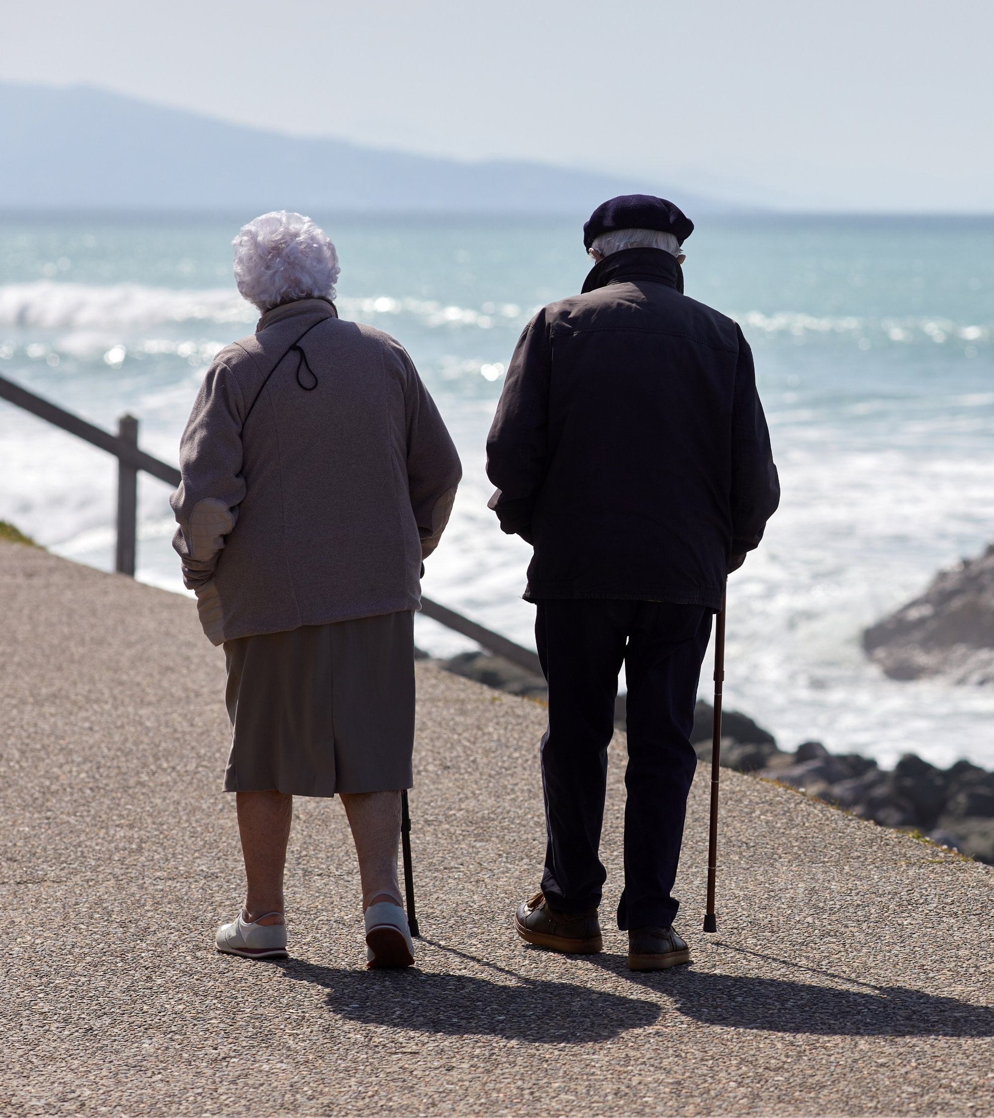 Bilde av et eldre ektepar som går tur ved sjøen
